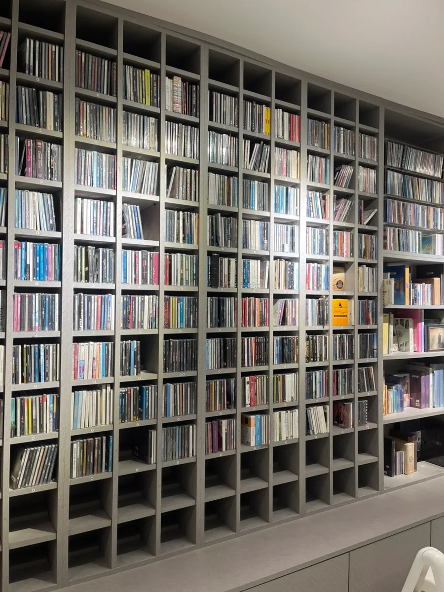 ミュージックコリア 明洞2号店 — 壁一面に並ぶCDの棚