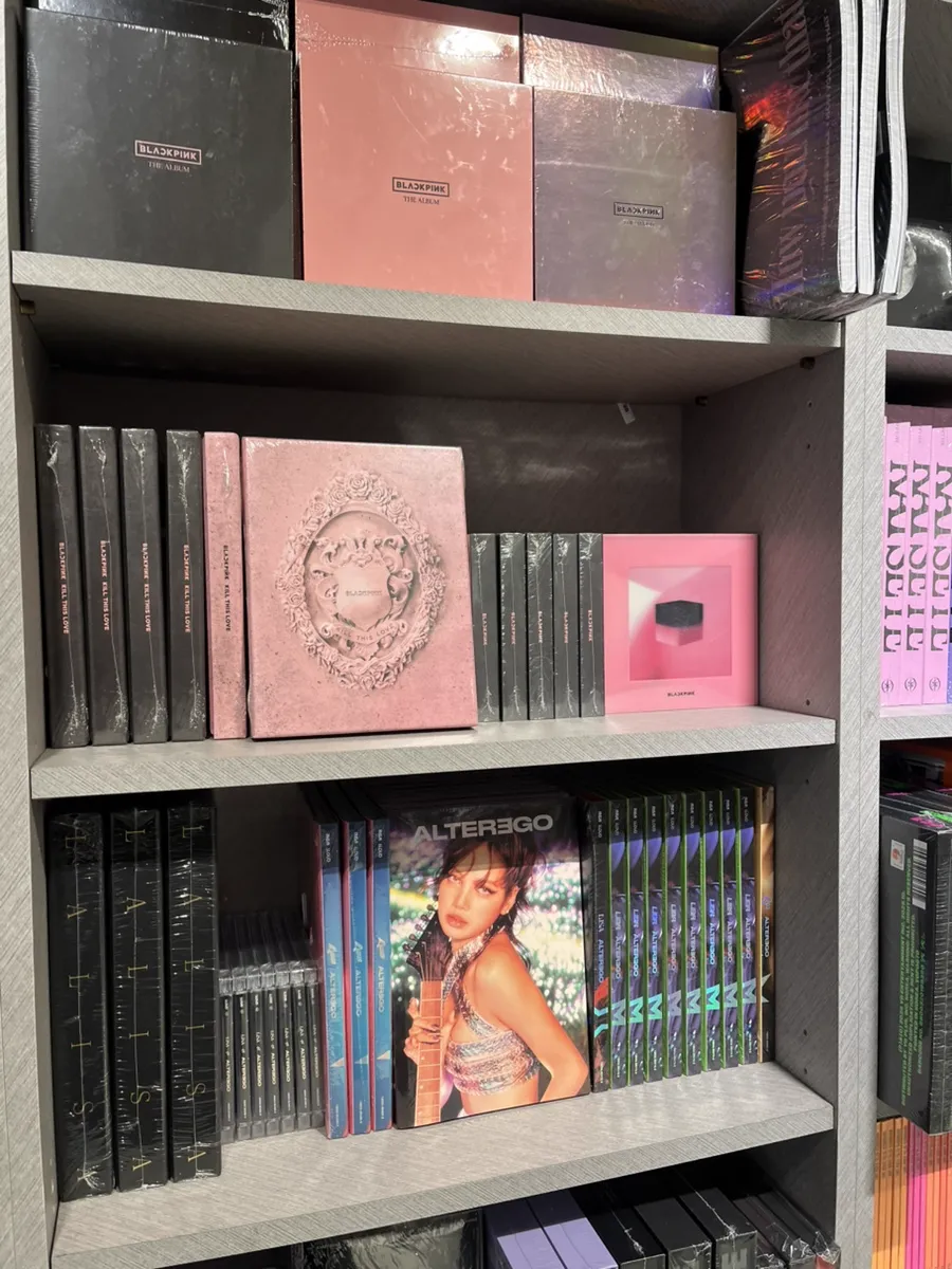 ミュージックコリア 明洞2号店 — BLACKPINKのアルバムが並ぶ棚