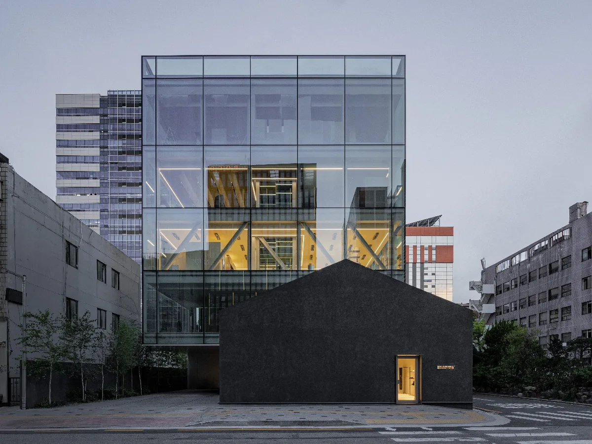 EMPTY 聖水店 — ガラス張りの建物と黒い入口