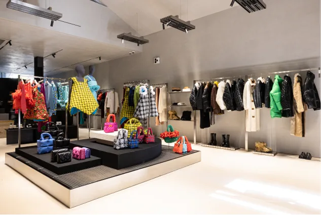 EMPTY 聖水店 — 色鮮やかな服とバッグが並ぶ店内