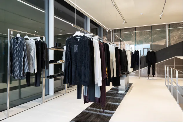 大きな窓沿いに服が並ぶEMPTY 聖水店の売り場