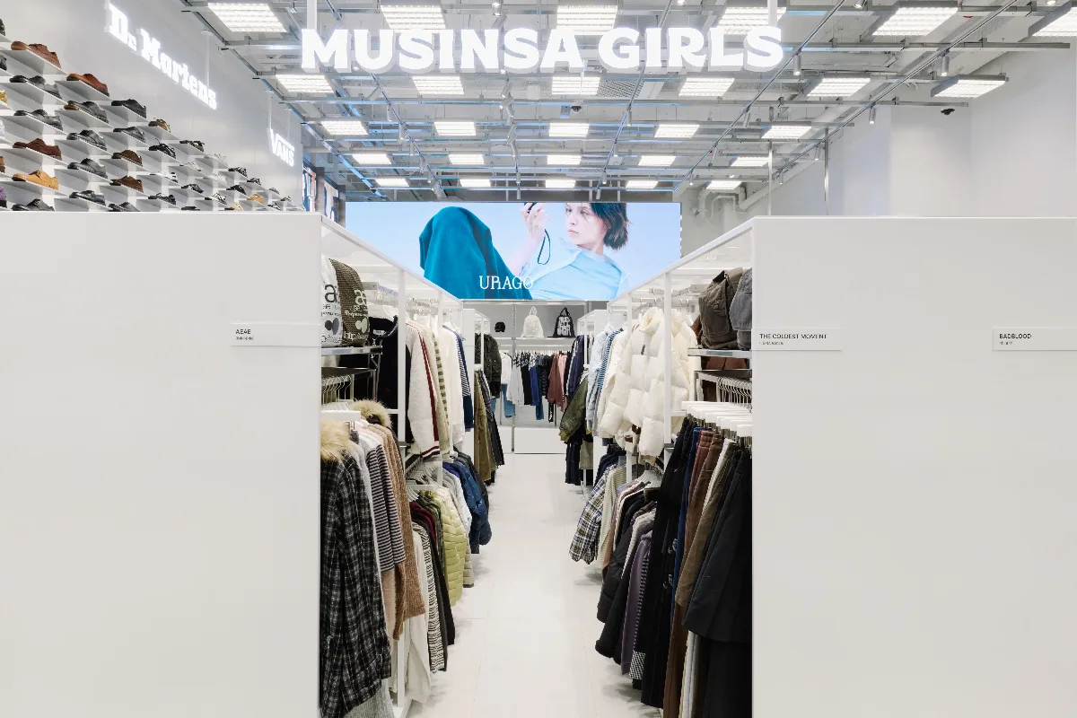 ブランド別に服が並ぶ店内