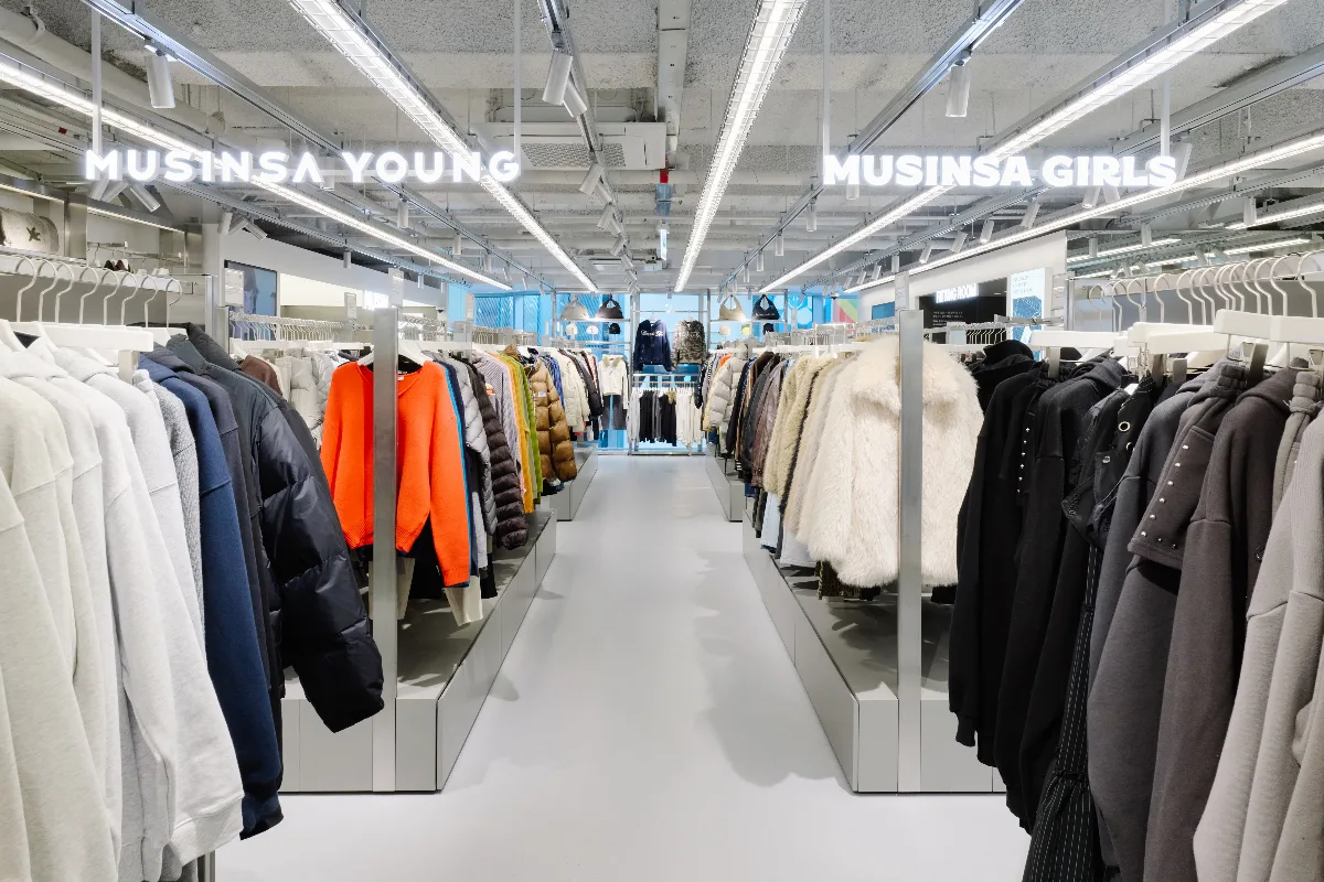 ムシンサストア 明洞店 — アウターが並ぶ明るい売り場
