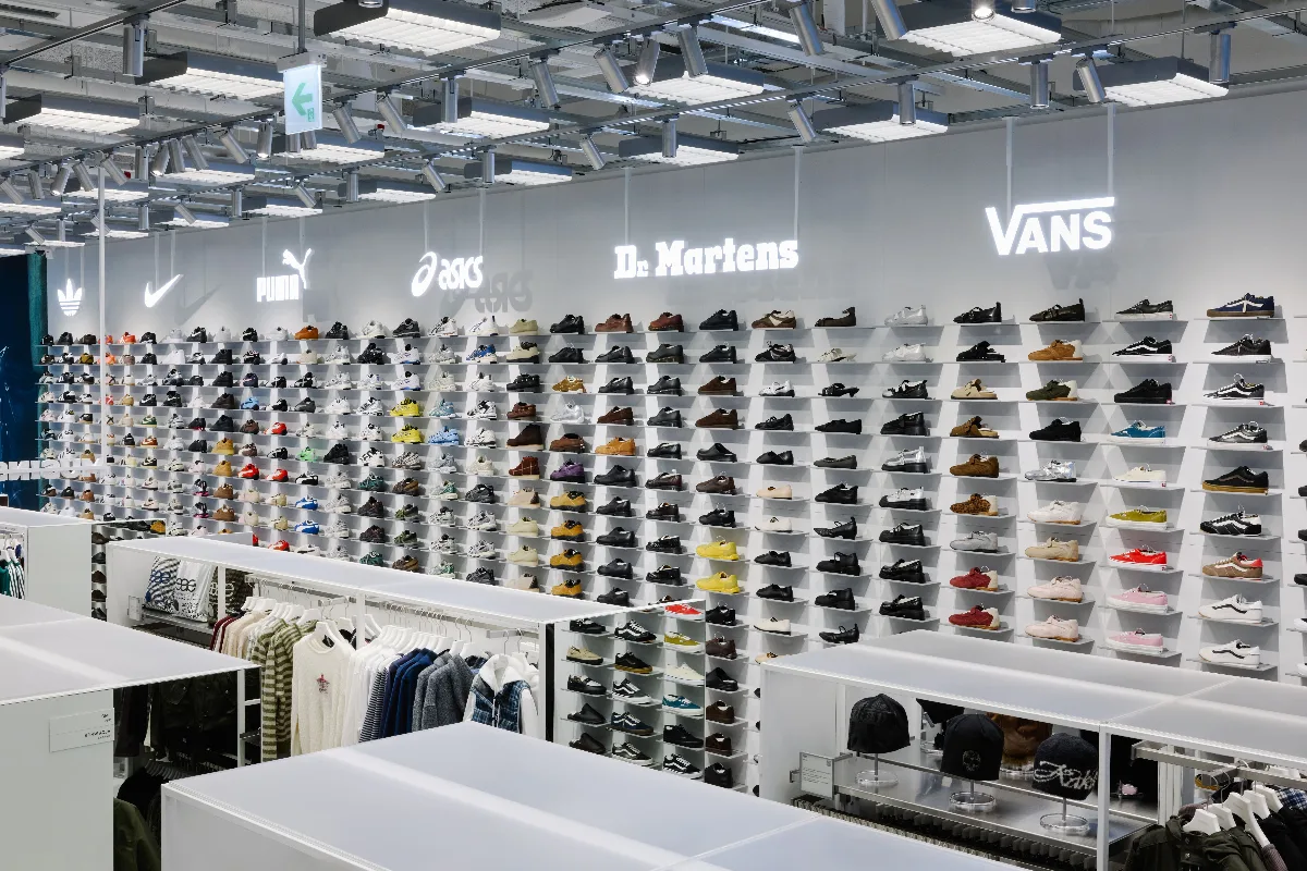 壁一面のスニーカーと服の売り場