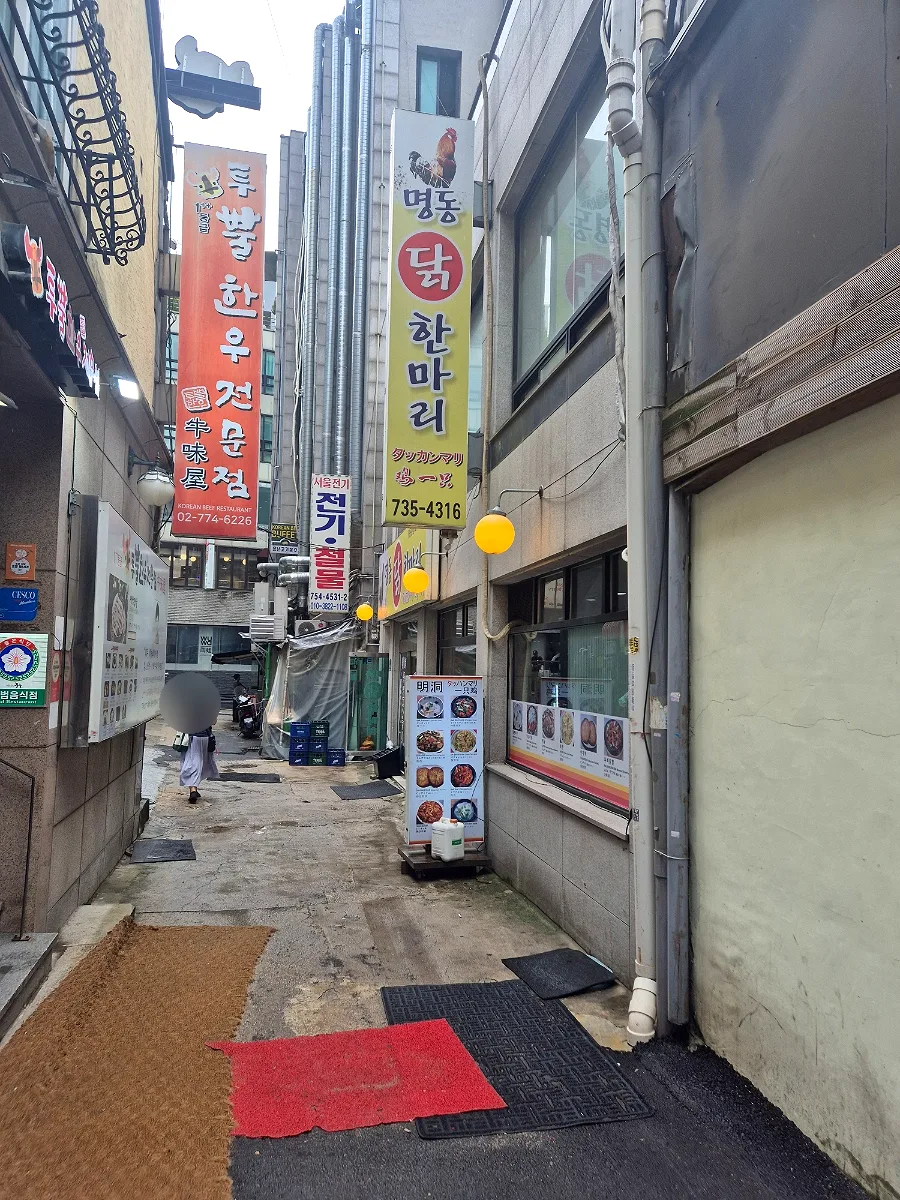 細い路地に掲げられた店の看板