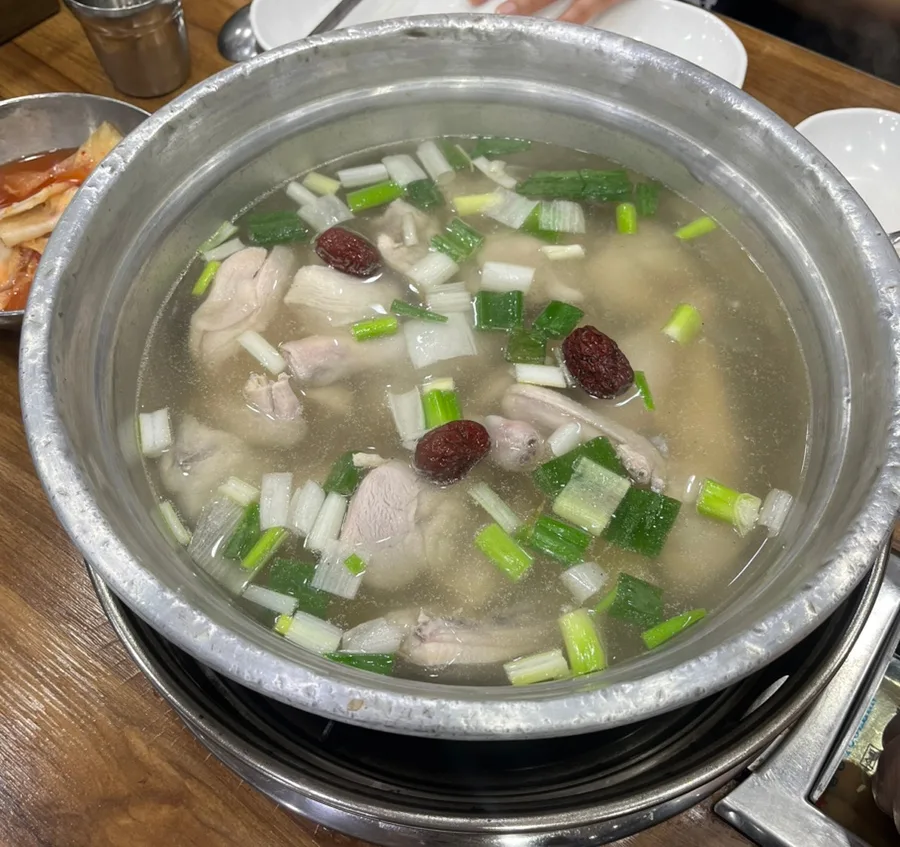 鶏肉とねぎ、ナツメが入った鍋
