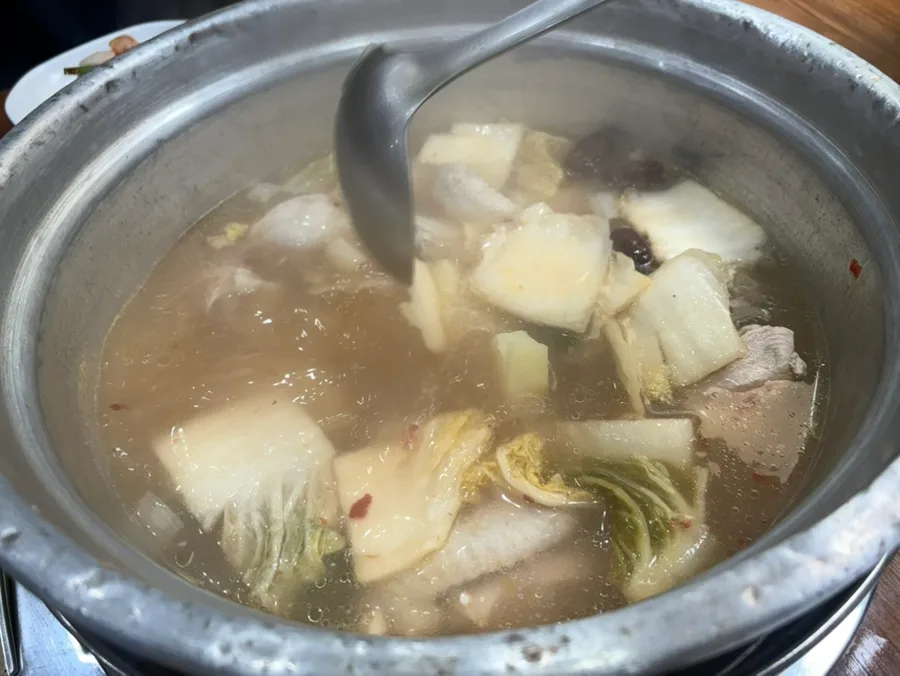 お玉を添えた鶏肉と白菜の鍋