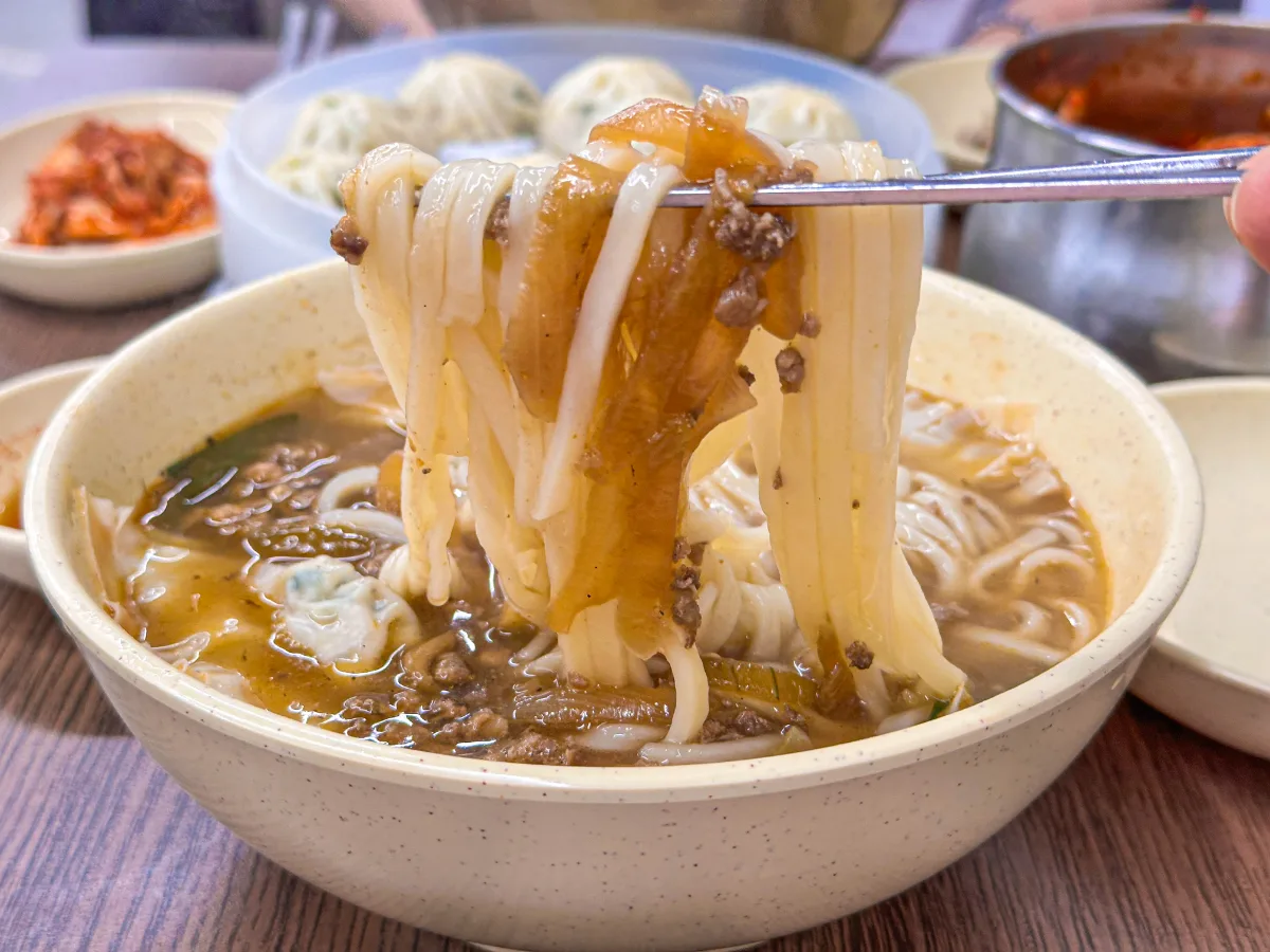 麺を箸で持ち上げたカルグクス