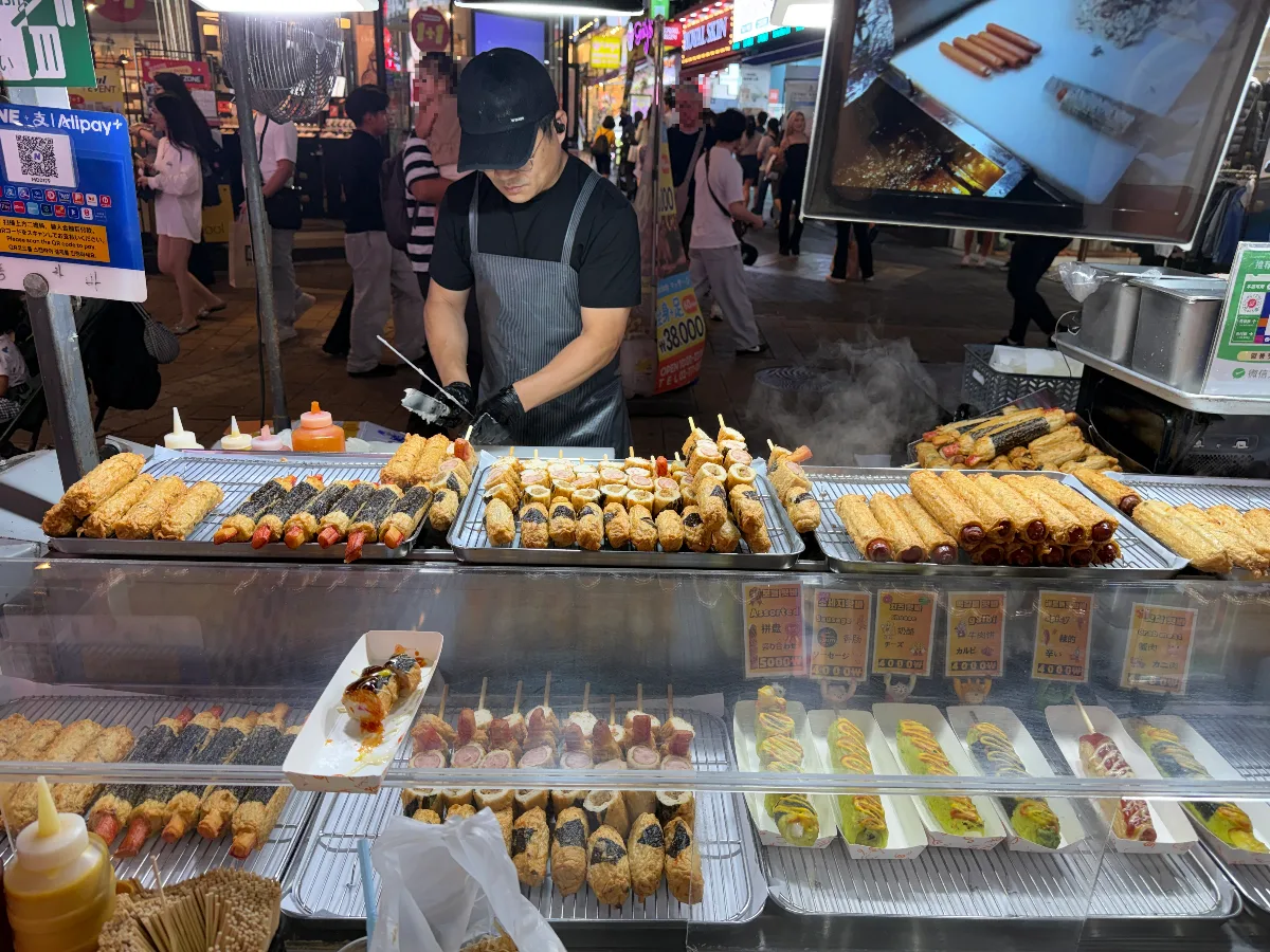 明洞通り — 串に刺した揚げ物が並ぶ屋台