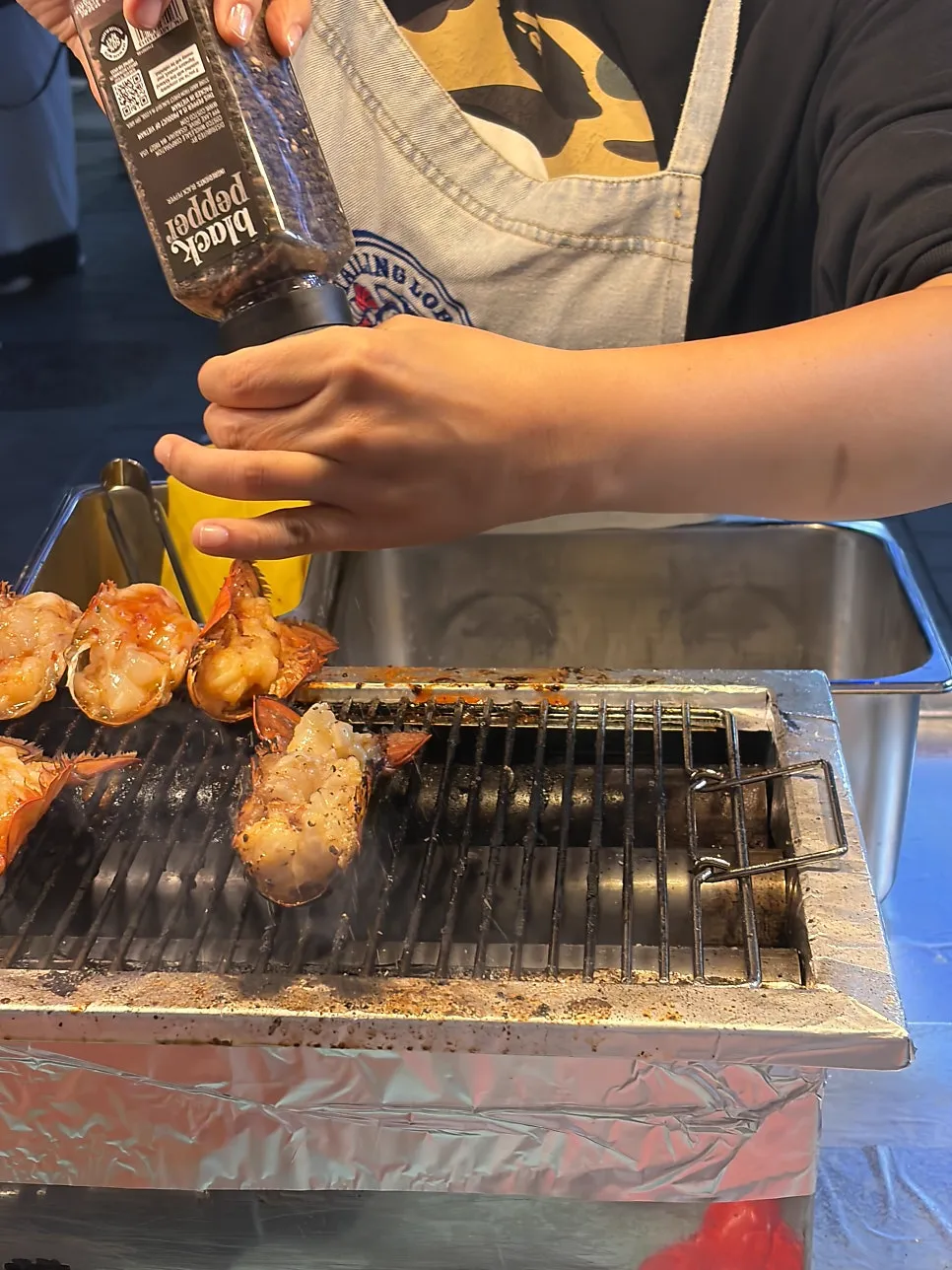 明洞の屋台で焼かれるロブスターテール