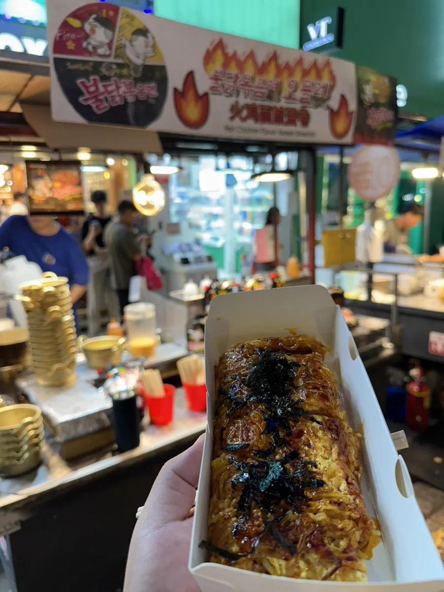 明洞名物プルダックオムレツと屋台の看板