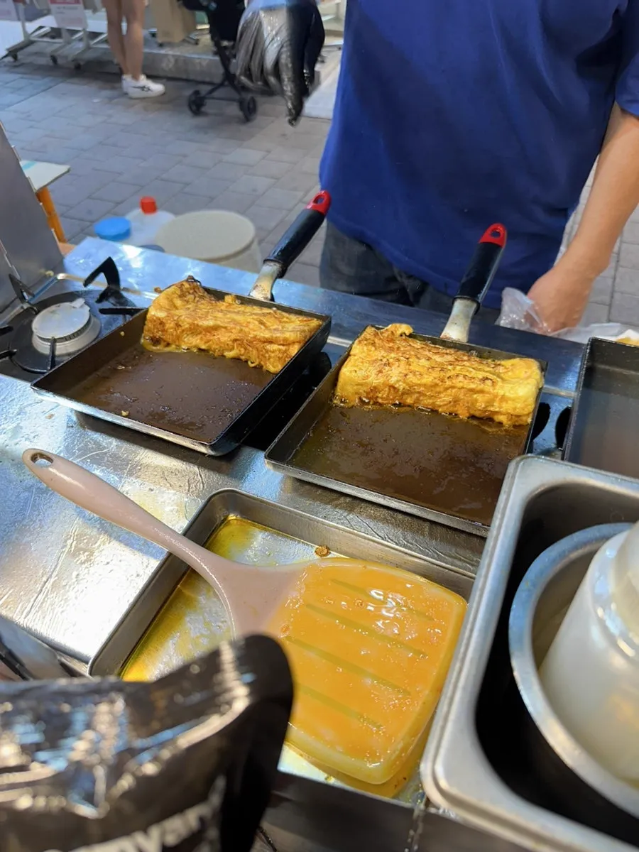 明洞の屋台でプルダックオムレツを焼く鉄板