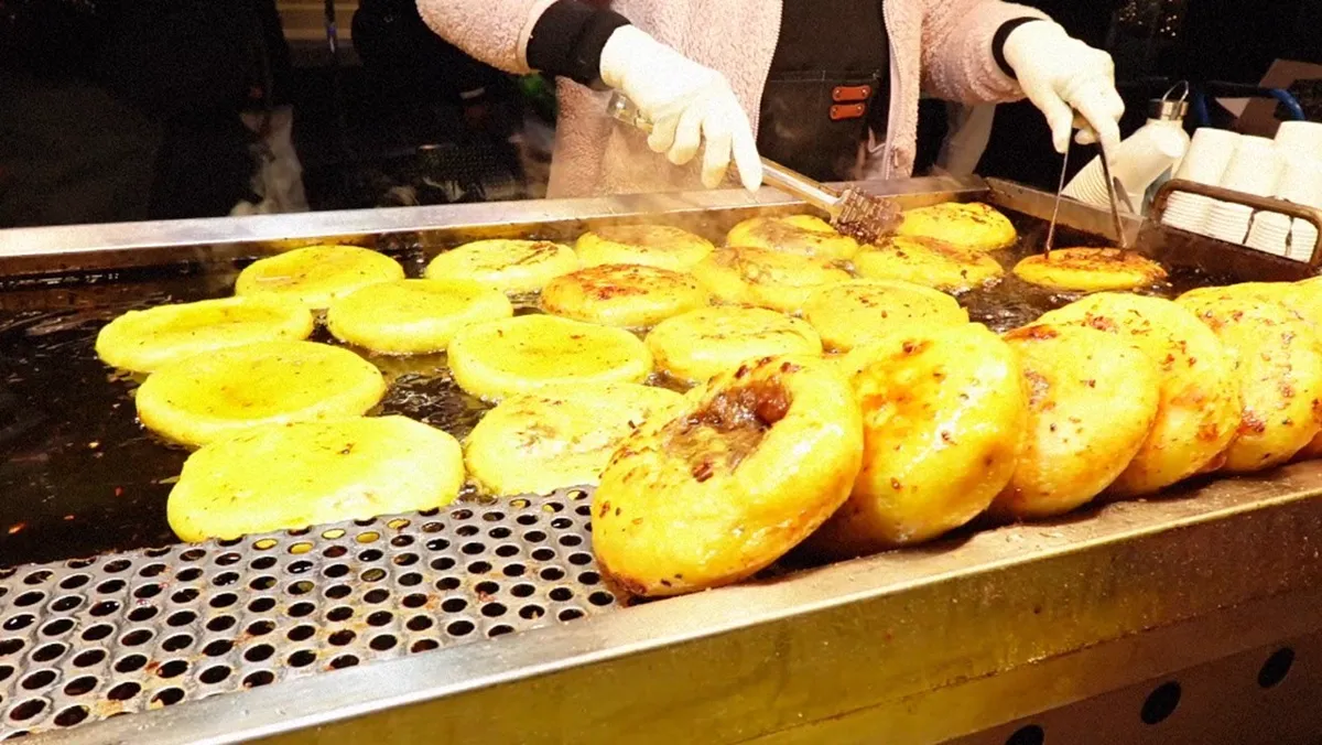 鉄板で揚げ焼きにするホットク
