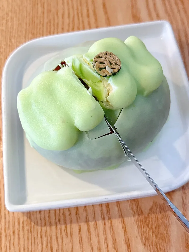 表面を割ったメロン形のパン