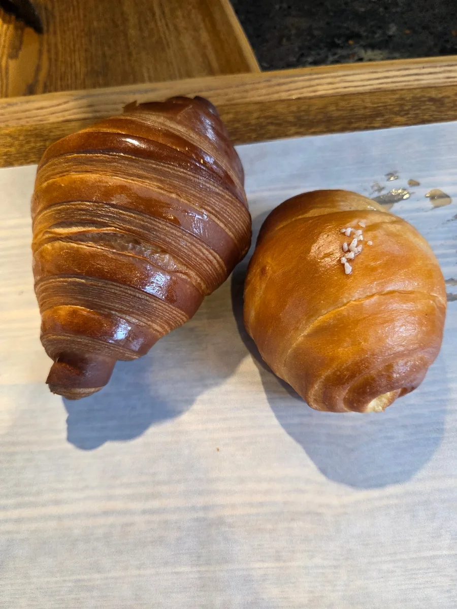 クロワッサンと塩をのせた丸いパン