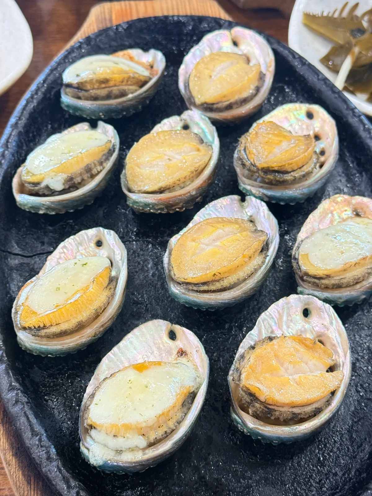 鉄板に並ぶ焼きアワビ