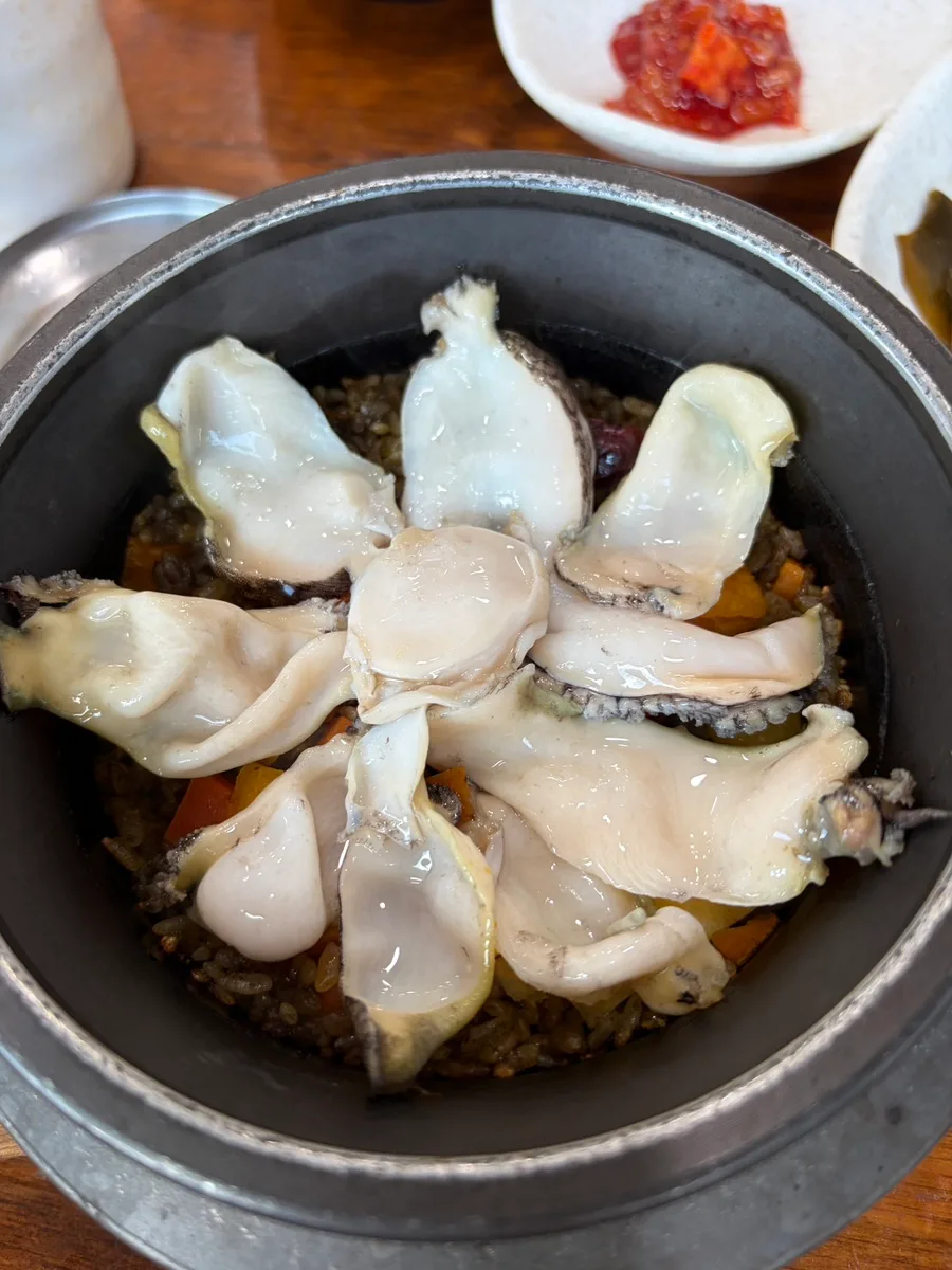 石釜ご飯に並ぶアワビ