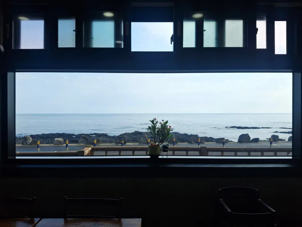 窓の向こうに広がる旧左の海
