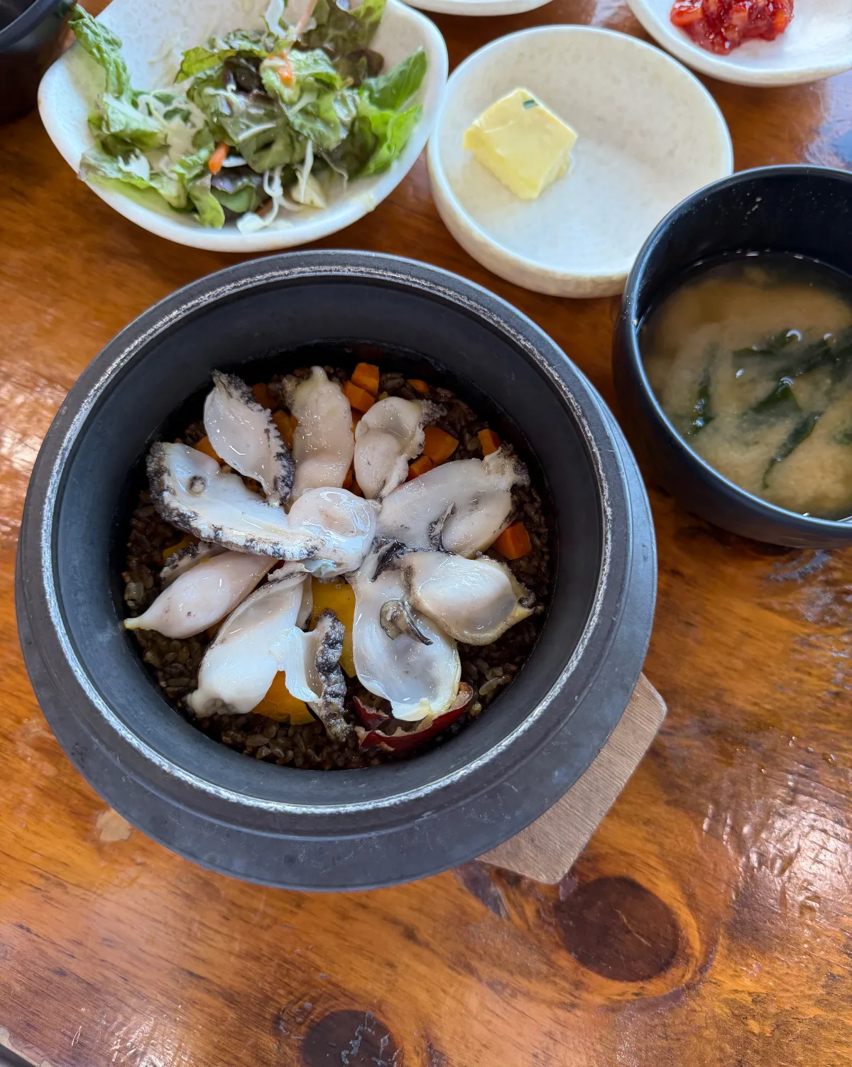 バターやおかずと一緒に出る石釜ご飯