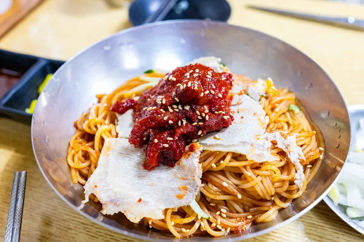 赤いたれの麺と薄切り肉