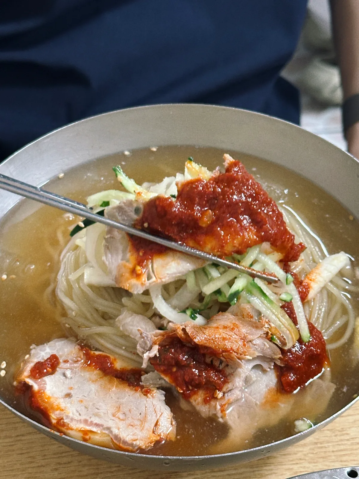 内湖冷麺 本店 — 肉と赤いたれをのせたミルミョン
