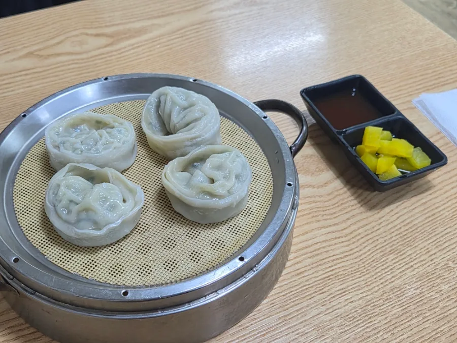 内湖冷麺 本店 — 蒸し器に並ぶ四つのマンドゥ