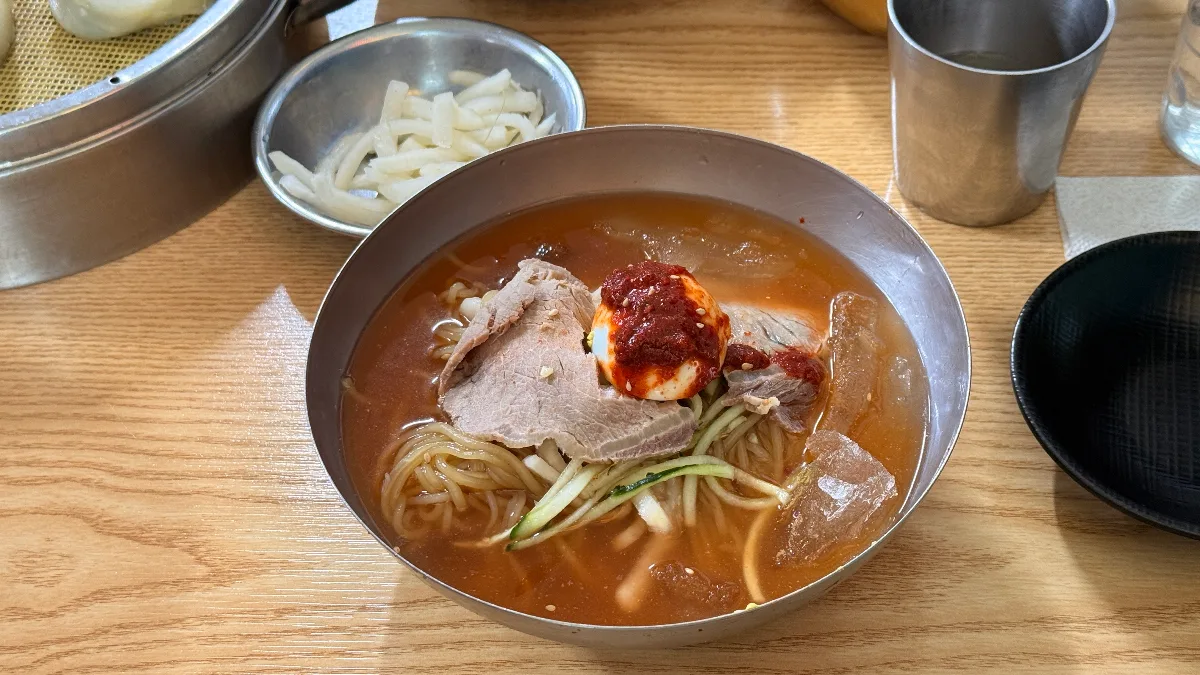 肉と卵をのせたミルミョン