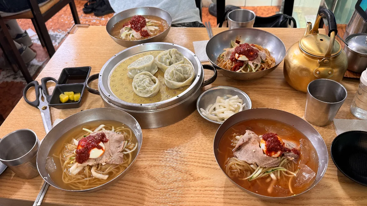内湖冷麺 本店 — 麺料理と蒸し餃子が並ぶ食卓