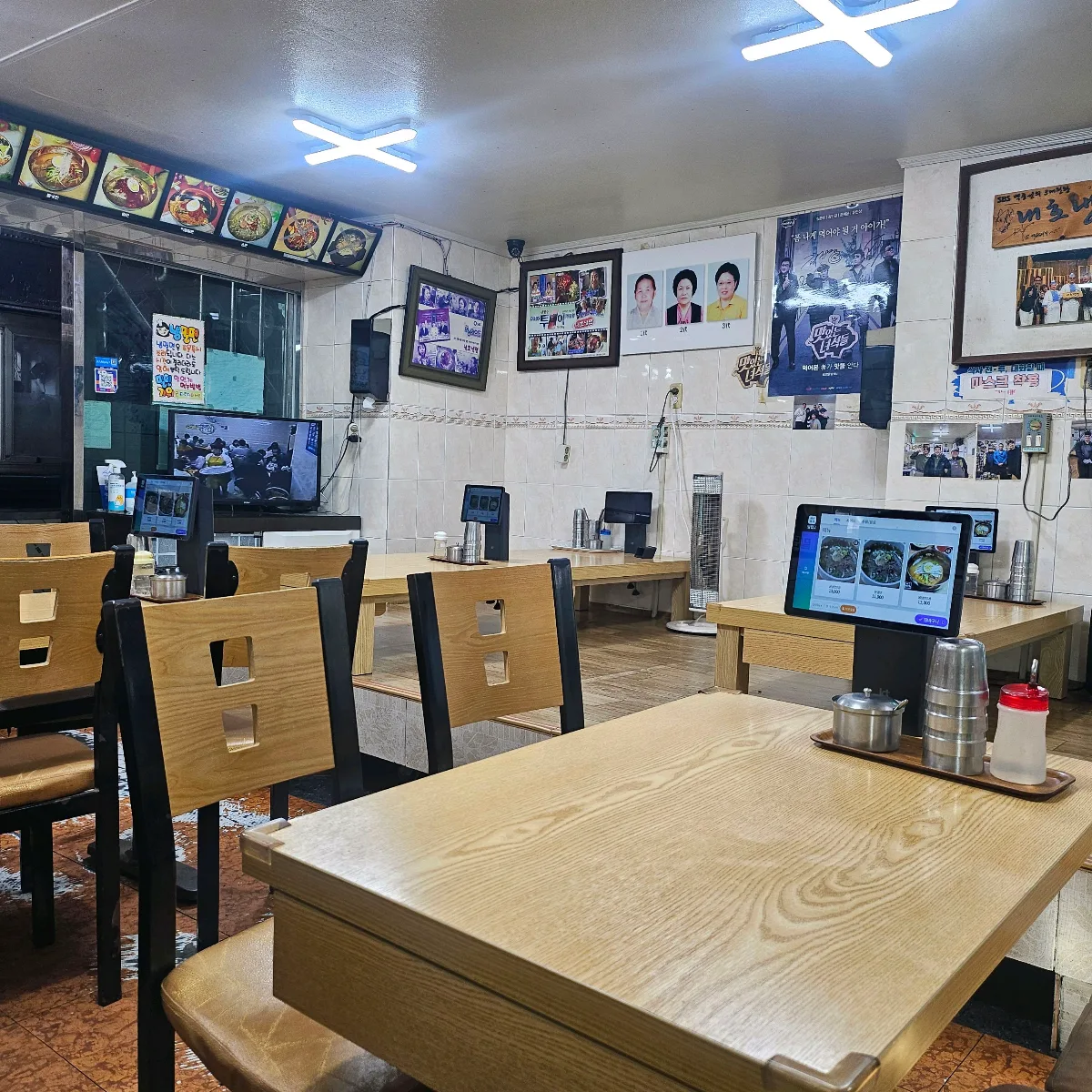 内湖冷麺 本店 — 注文端末のある木のテーブル席