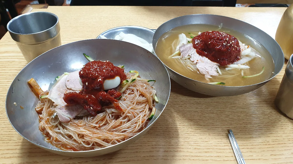 赤いたれをのせた二つの麺鉢