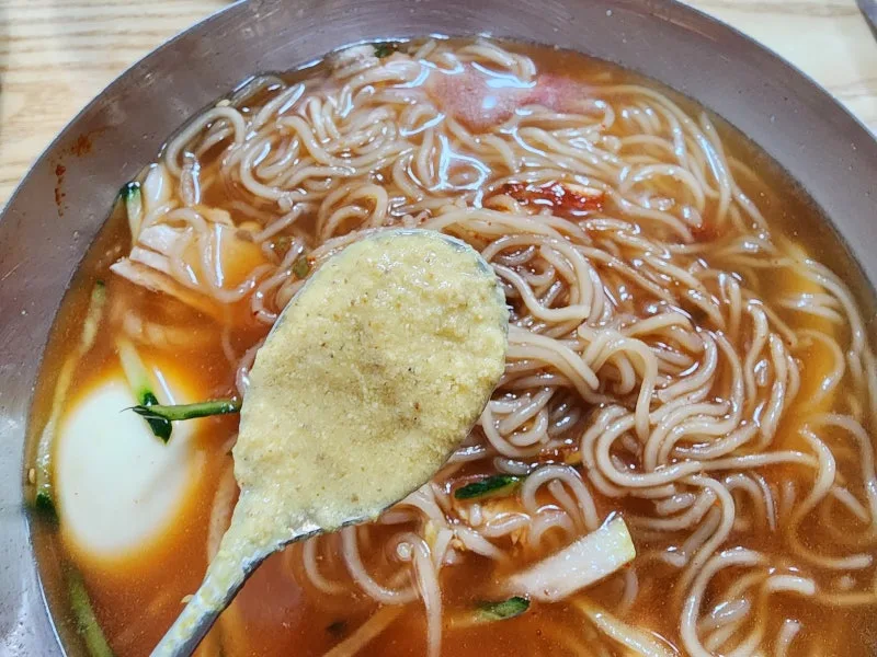 赤いスープに入った麺とゆで卵