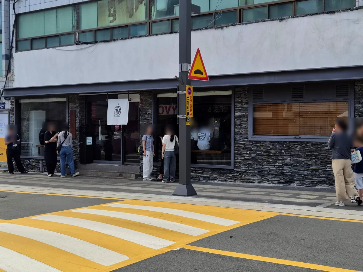 店先で順番を待つ人たち