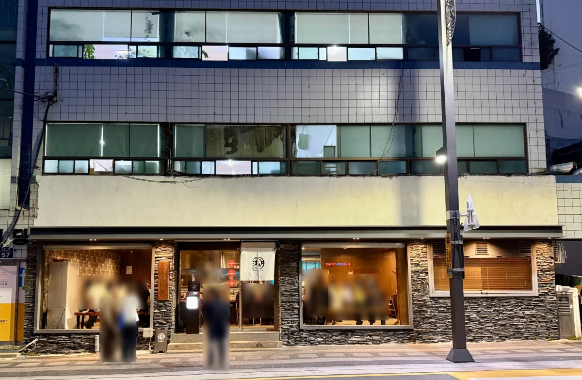 長浜満月 本店 — 白いのれんが掛かる店先