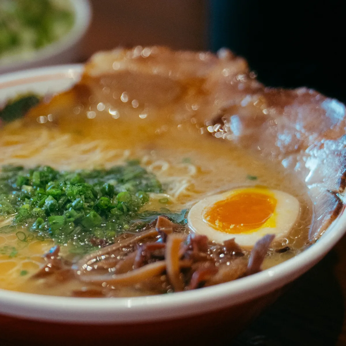 味玉とねぎをのせたラーメン