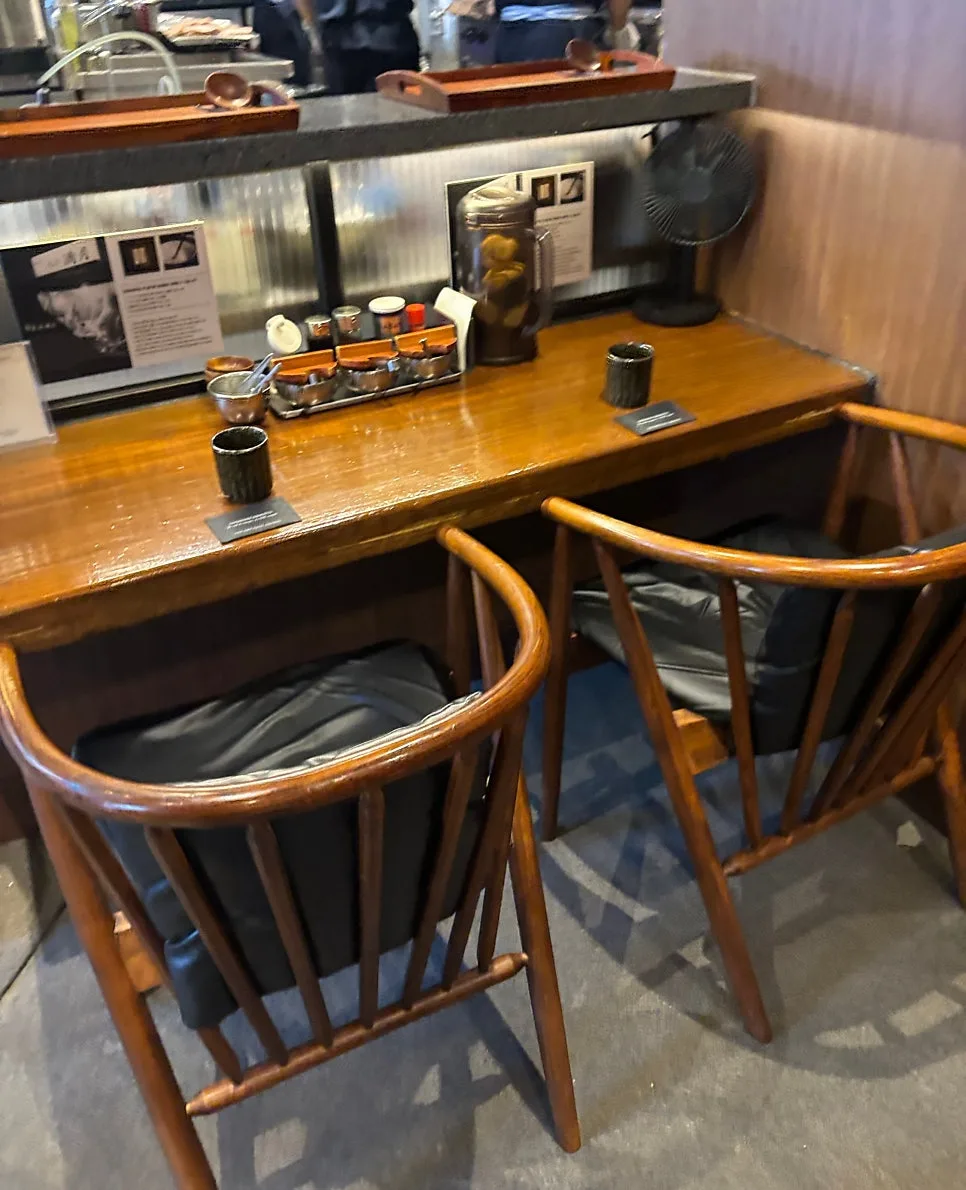 長浜満月 本店 — 調味料が並ぶカウンター席