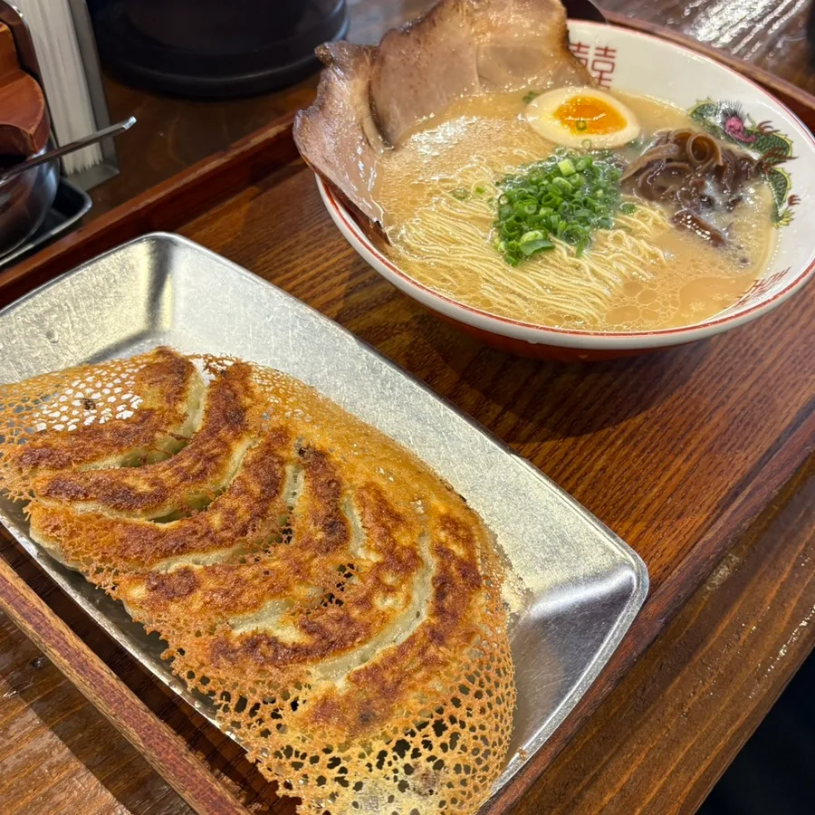 長浜満月 本店 — ラーメンと羽根付き餃子