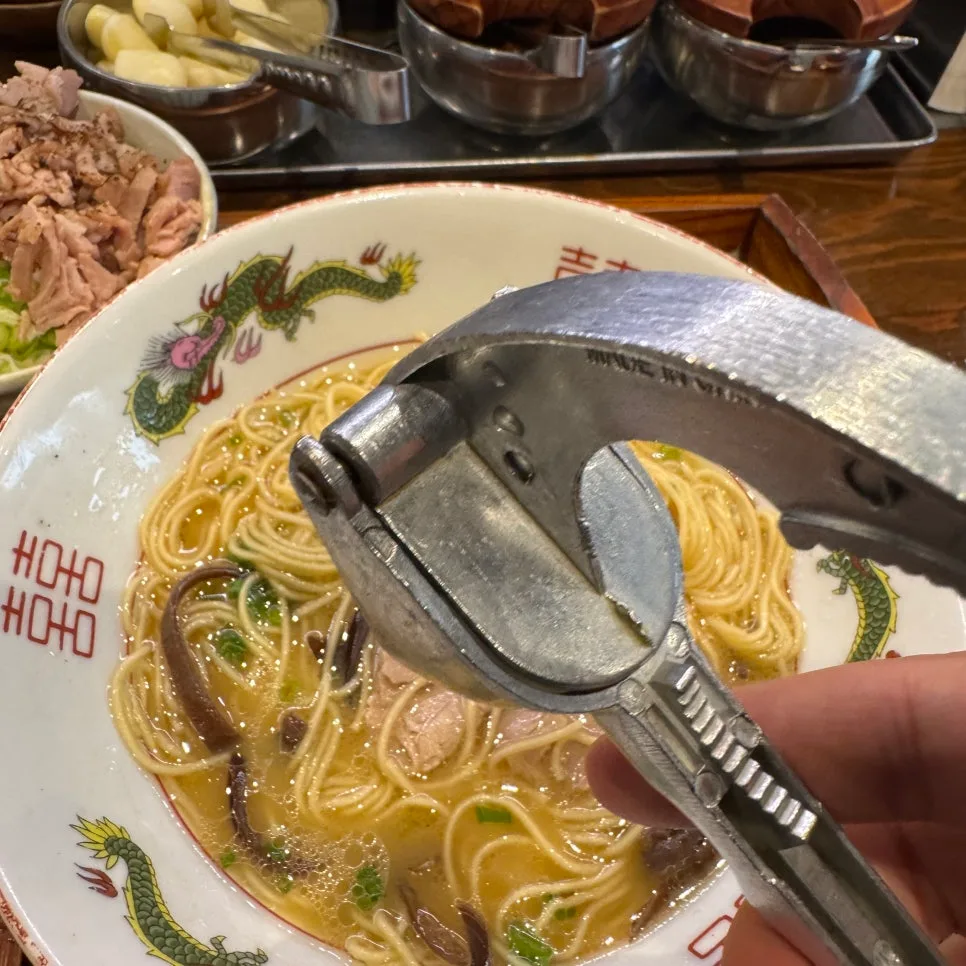 生にんにくを潰してスープに入れるところ