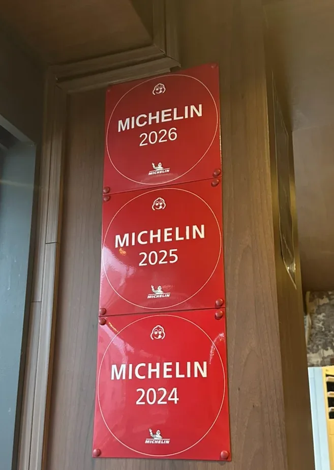 店内に並ぶ2024〜2026年のミシュランプレート