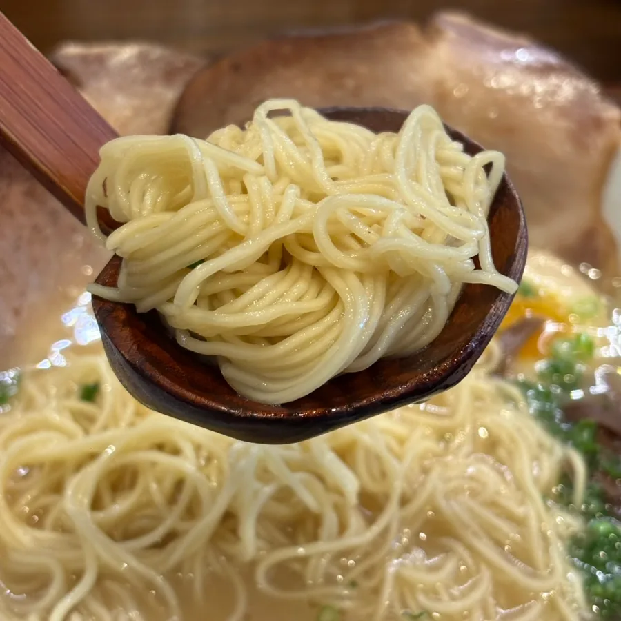 レンゲにのせた細いストレート麺