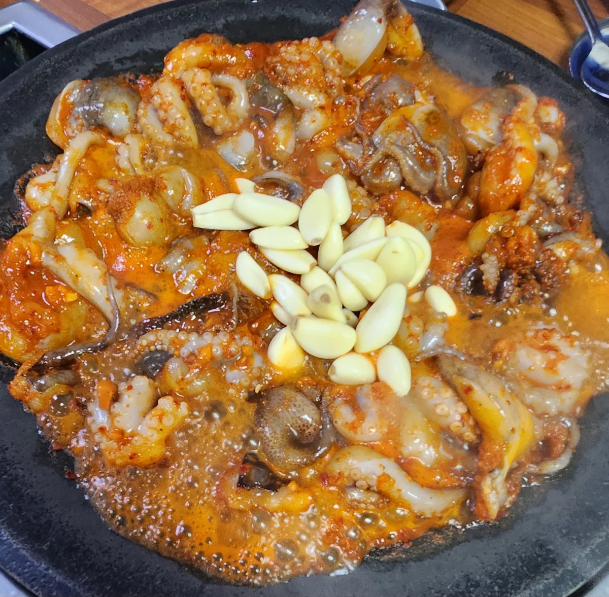にんにくをのせたチュクミの鉄板