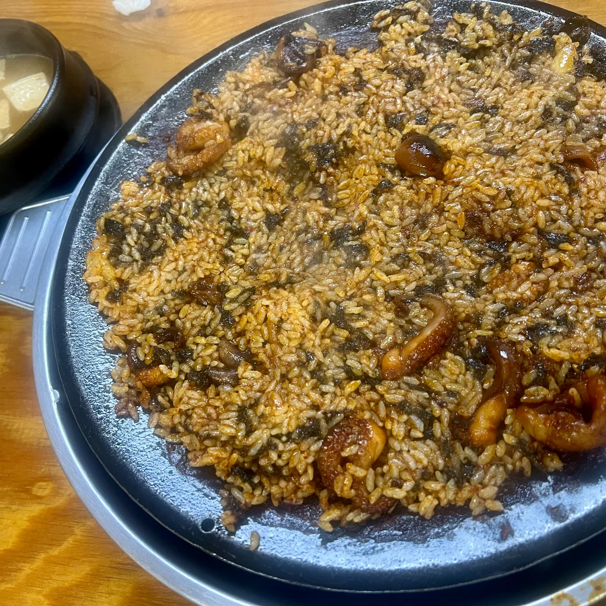 ナ・ジョンスンハルメチュクミ 龍頭店 — 鉄板いっぱいに広げた炒めご飯