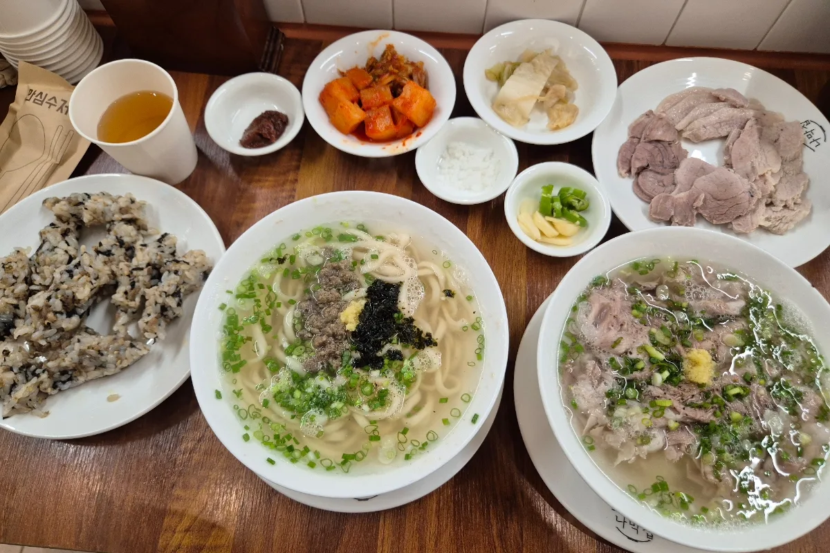ナマクチプ 龍湖本店 — 麺と豚肉料理が並ぶ食卓