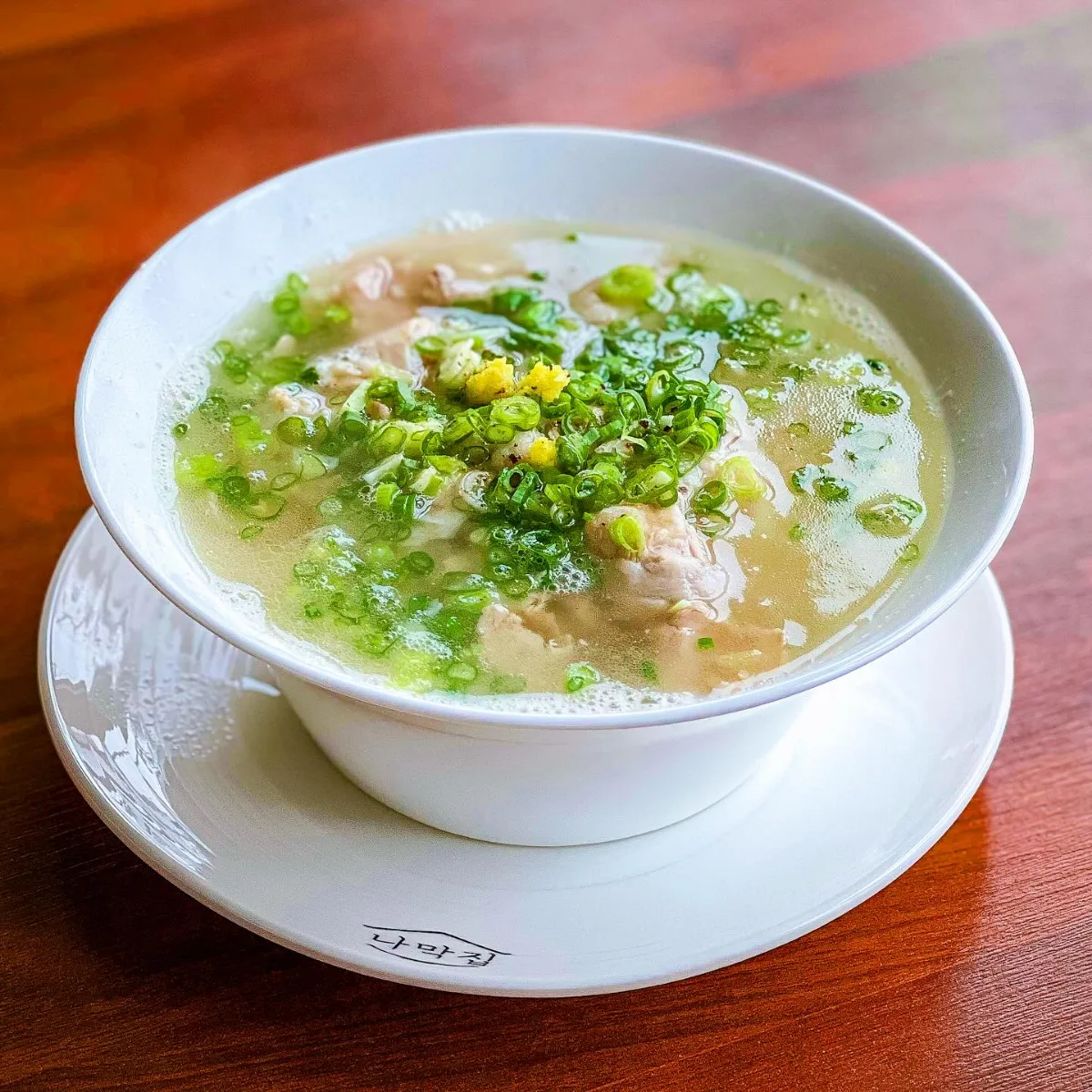 ナマクチプ 龍湖本店 — 薄切り豚肉と青ねぎの澄んだスープ