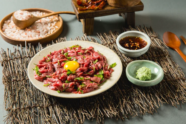 松の実ユッケと卵黄、薬味の皿