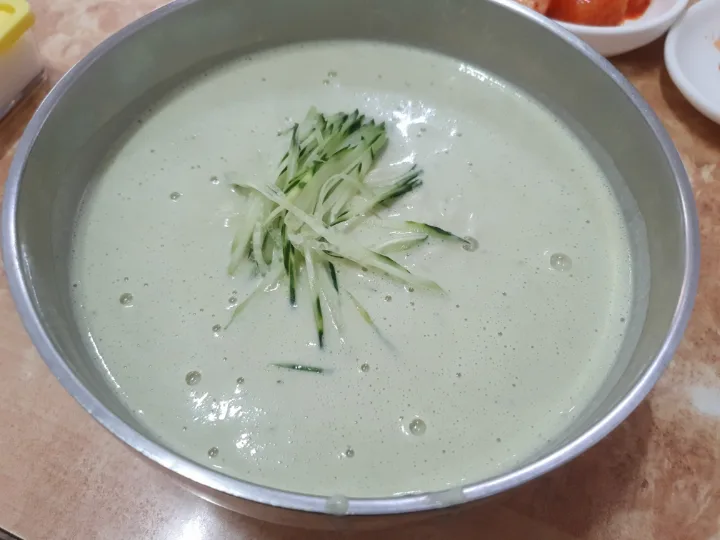 コングクス（冷たい豆乳麺）