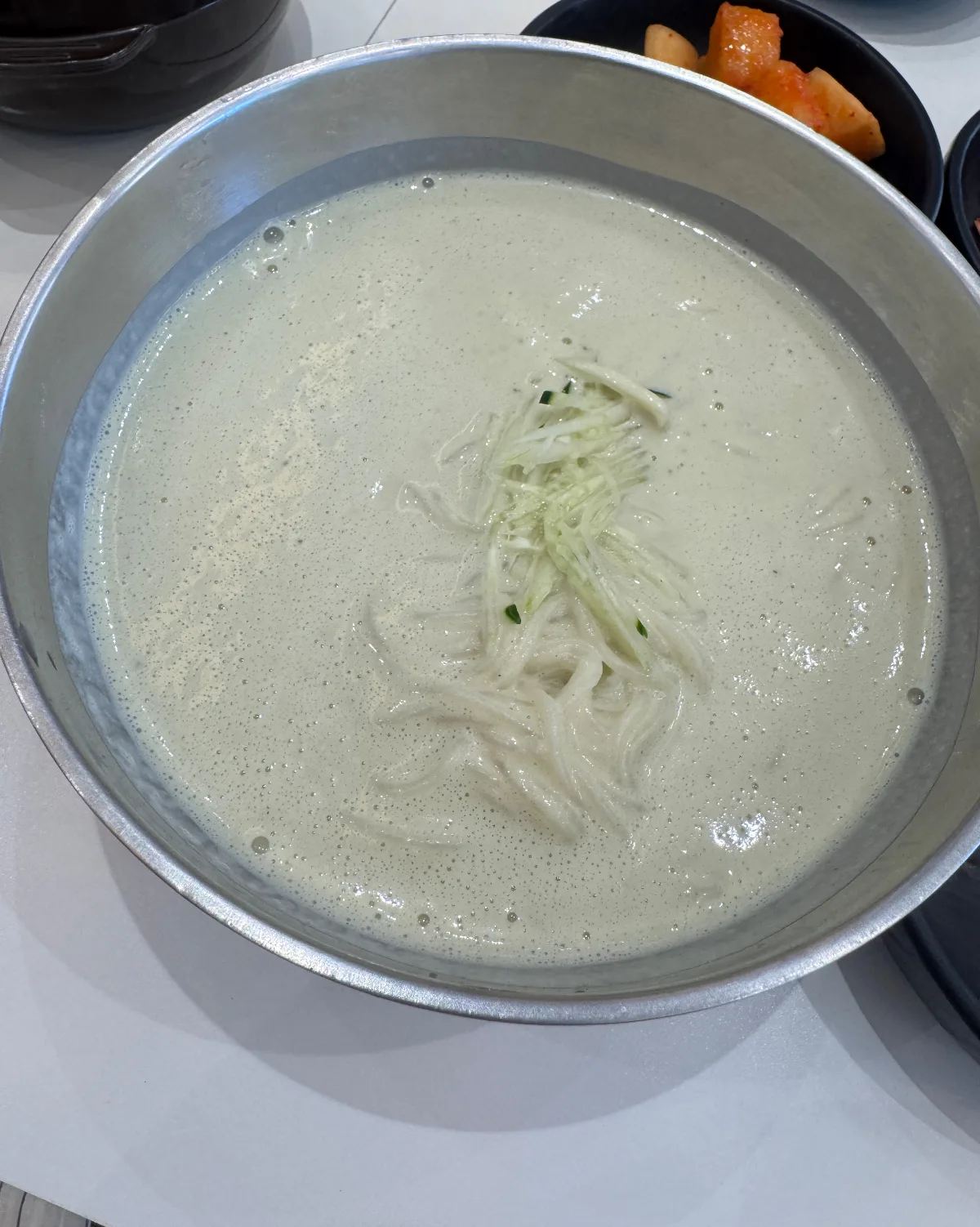 きゅうりをのせた豆の麺