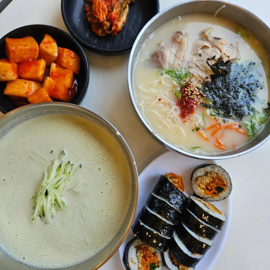 ナムチュン食堂 — 麺とキンパが並ぶ食卓
