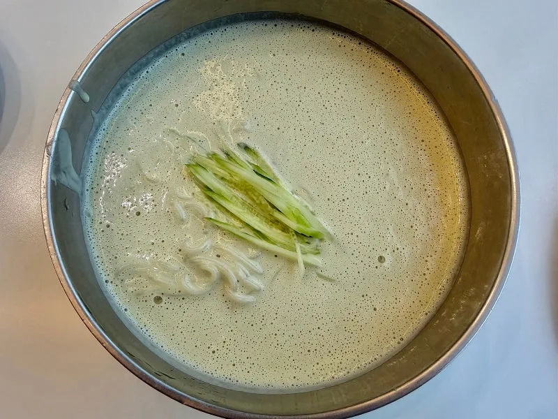 ナムチュン食堂 — きゅうりをのせた豆乳麺