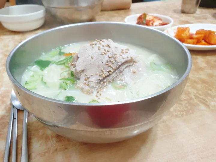 コギグクス（済州式豚肉麺）