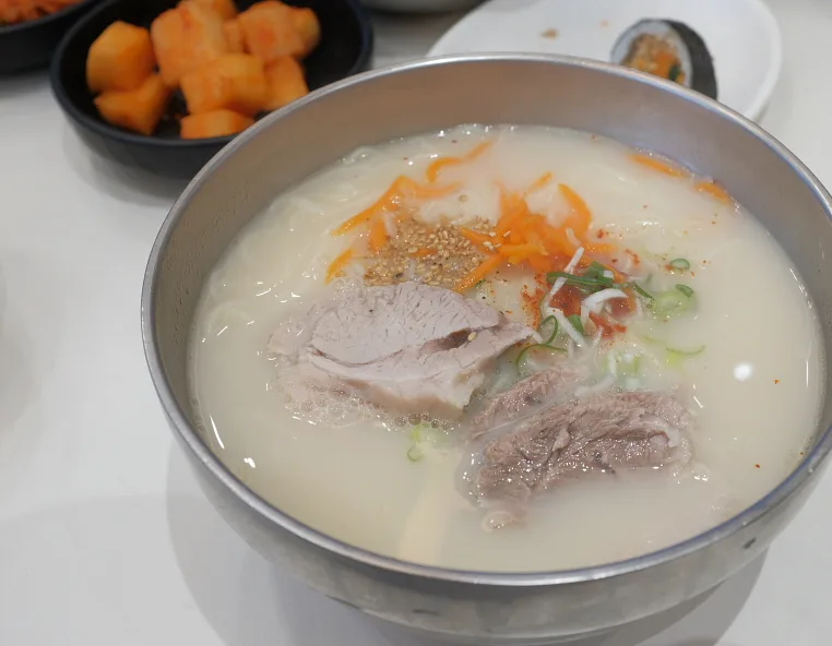 ナムチュン食堂 — 豚肉をのせた白いスープの麺